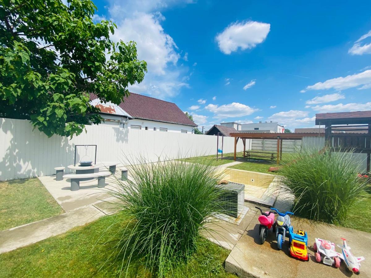 Pandora Pool Apartman ハイデゥソボスロー エクステリア 写真