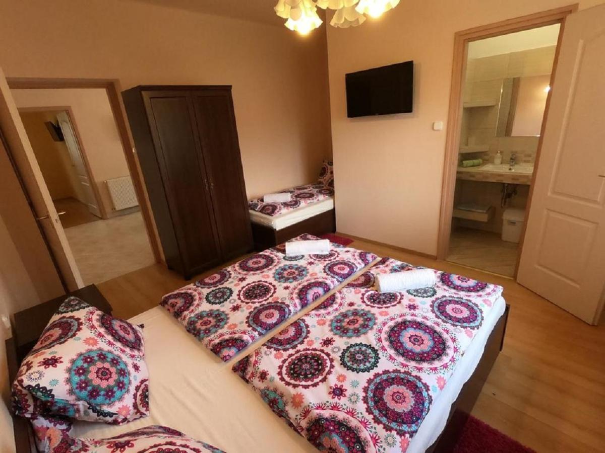 Pandora Pool Apartman ハイデゥソボスロー エクステリア 写真